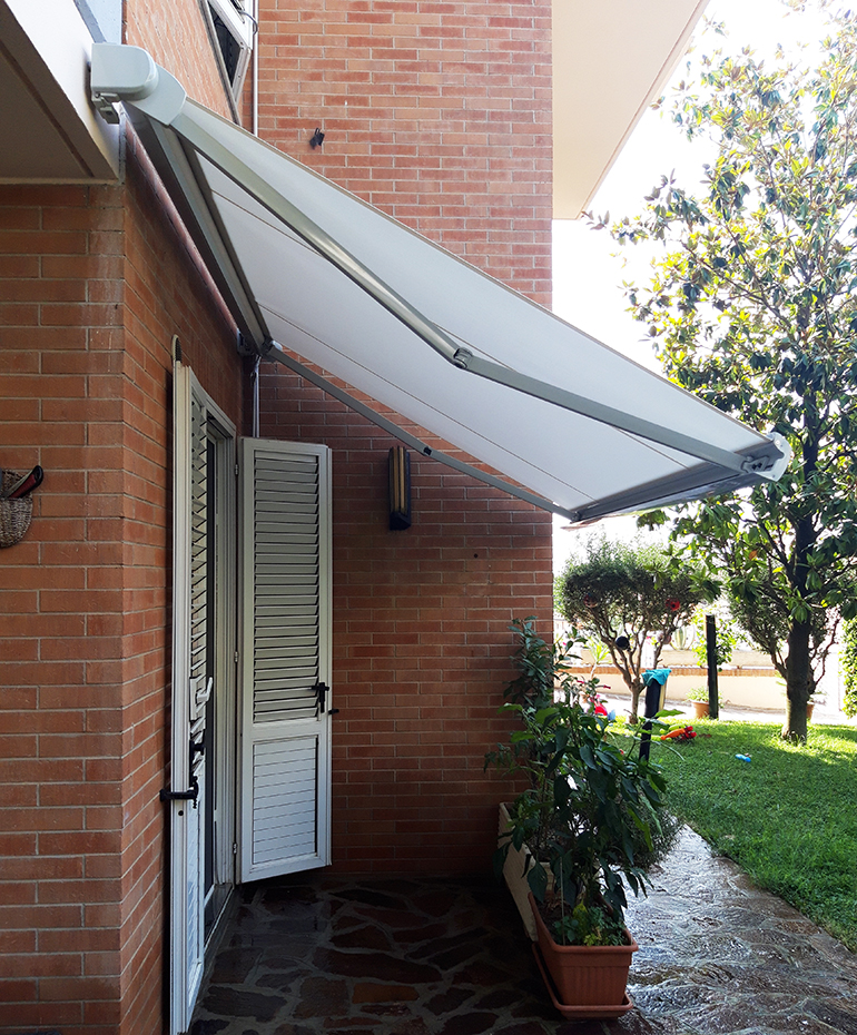 Tenda da sole con cassonetto di protezione