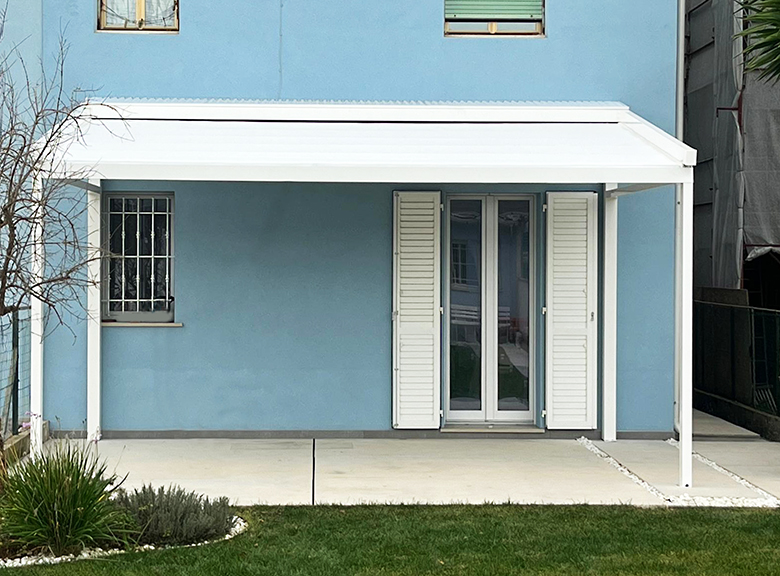 Struttura autoportante in alluminio con telo in pvc retrattile motorizzato a Porto Potenza Picena