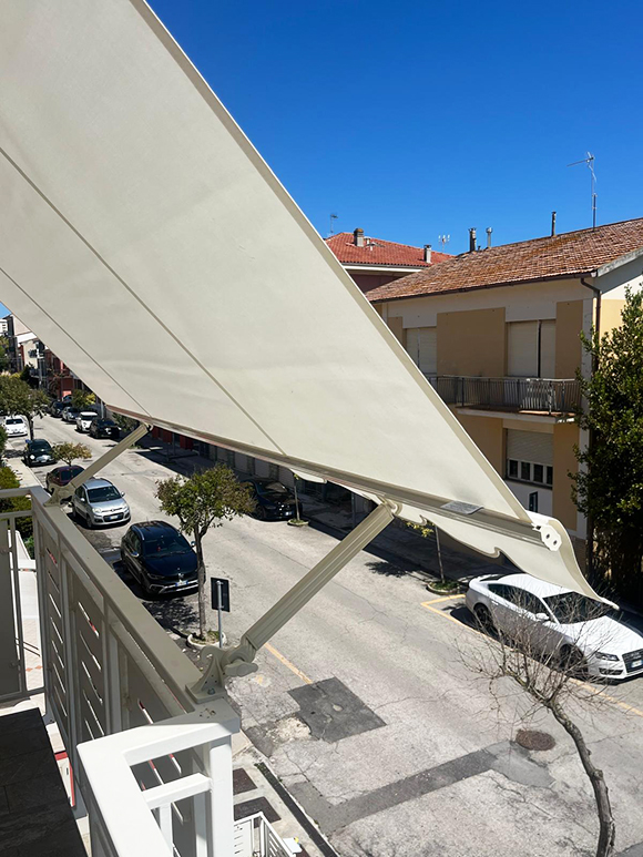 Tenda a caduta con braccetti a Porto Potenza Picena